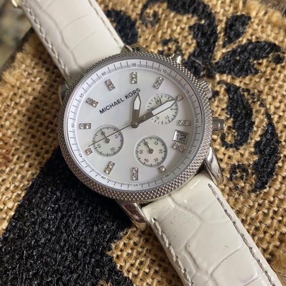 MICHAEL KORS Water Resistant Chronograph Watch w/New Battery - Picture 2 of 10